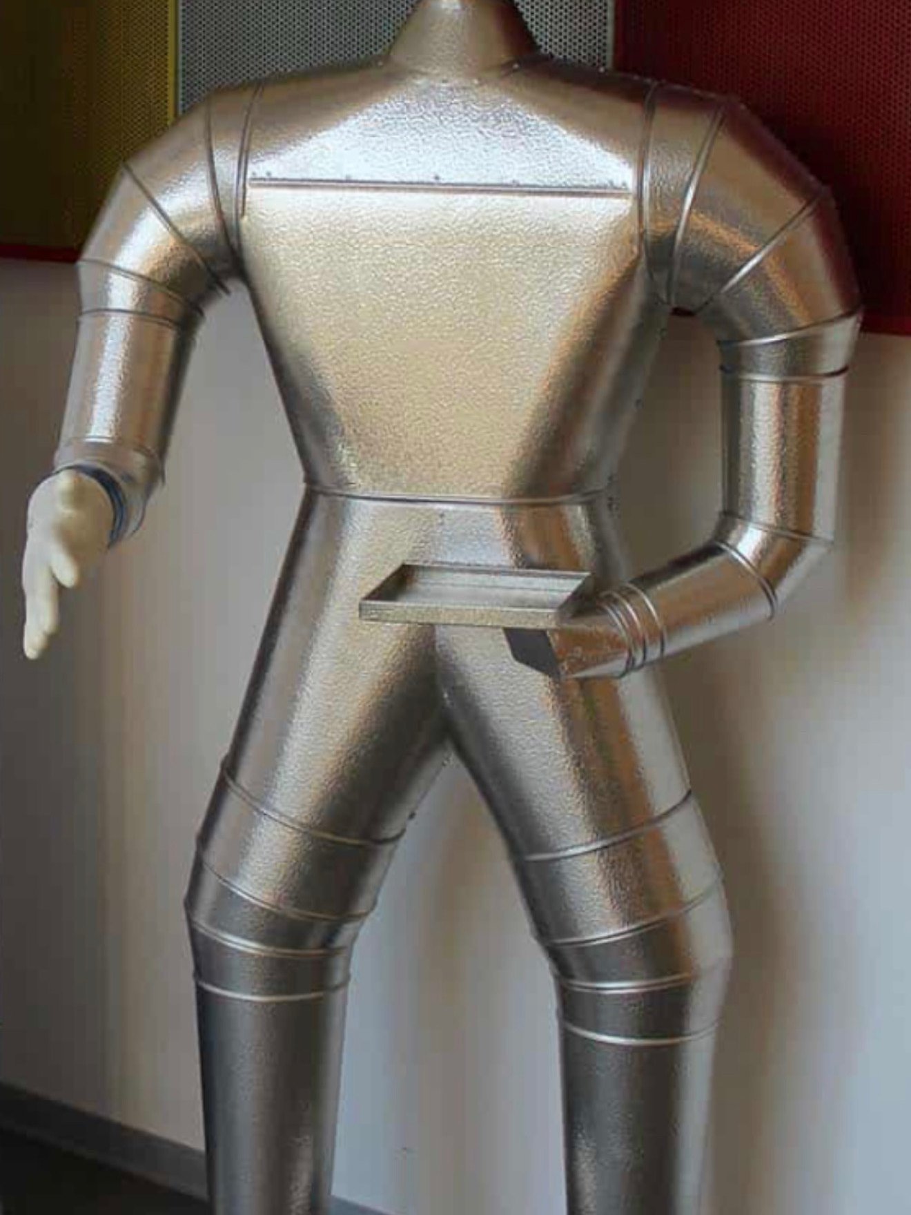Figur aus Isolierblech in der Werkstatt der IGK