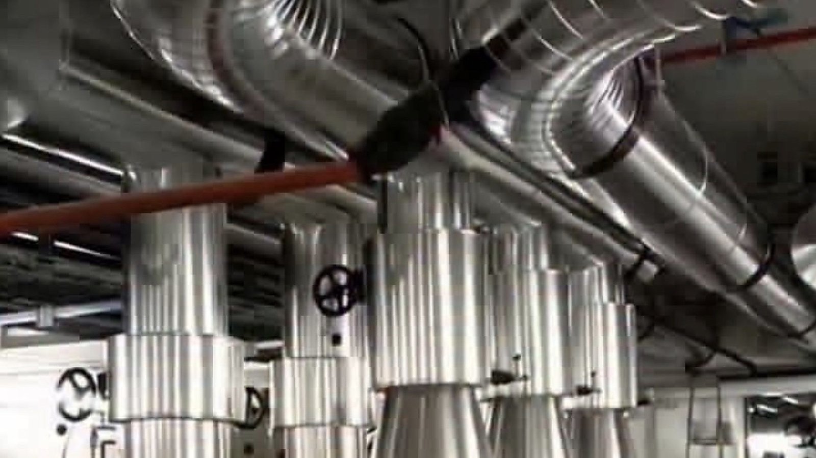 Isolierte Rohrleitungen und Lüftungskanäle in einer Industrieanlage