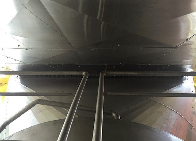 Blick von unten auf blechummantelte Behälterböden
