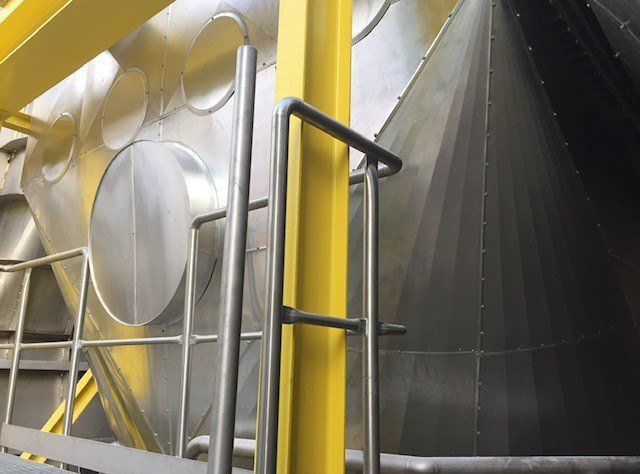 Verkleidete Silos mit Geländer und Zugang